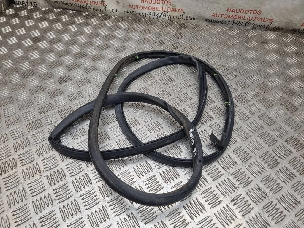 Rubber seal rear door – rear right
