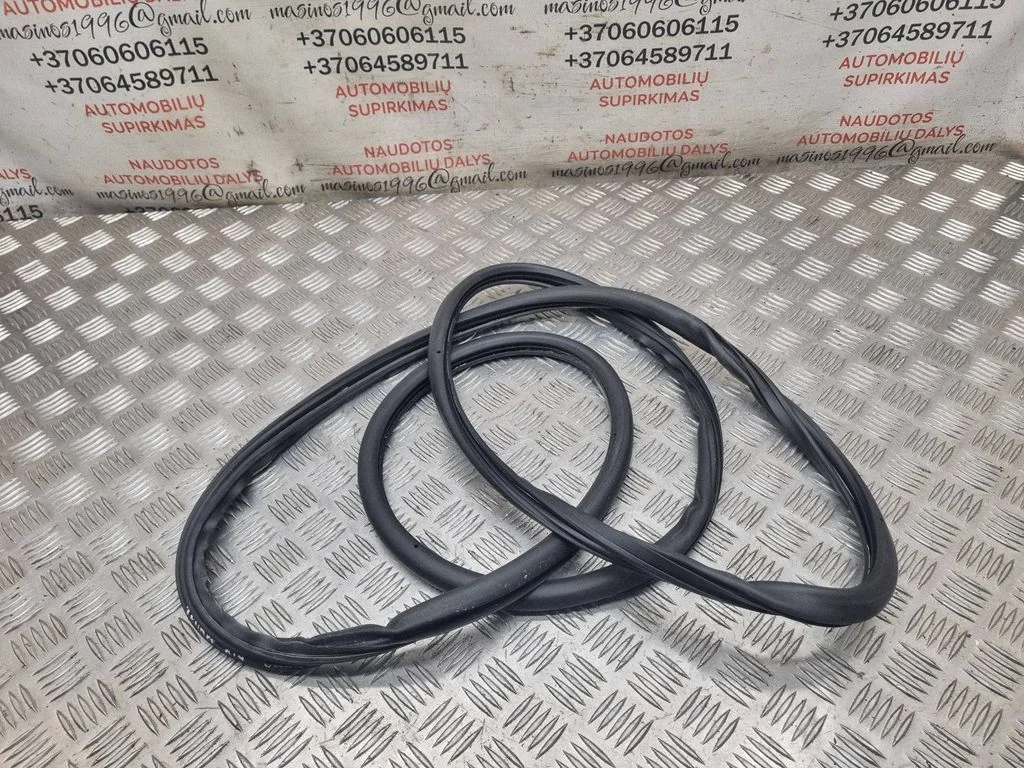 Uszczelka drzwi tylnych 7L0839511