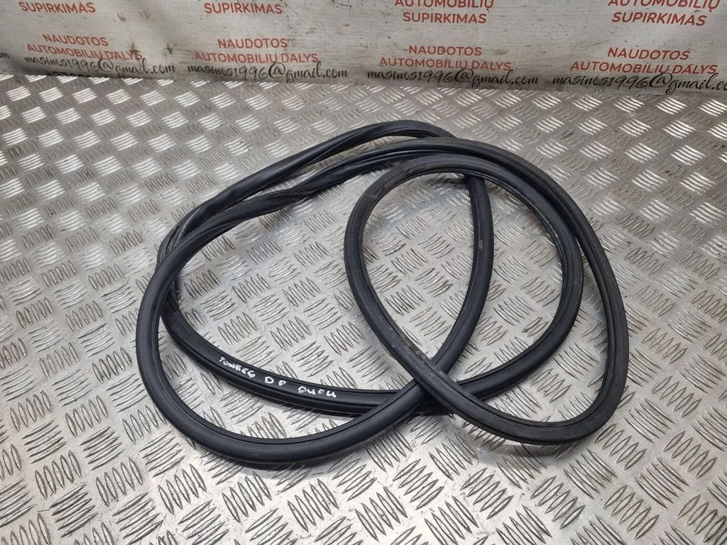Esiukse tihend (ukse pool) – Volkswagen Touareg I (2002-2010)