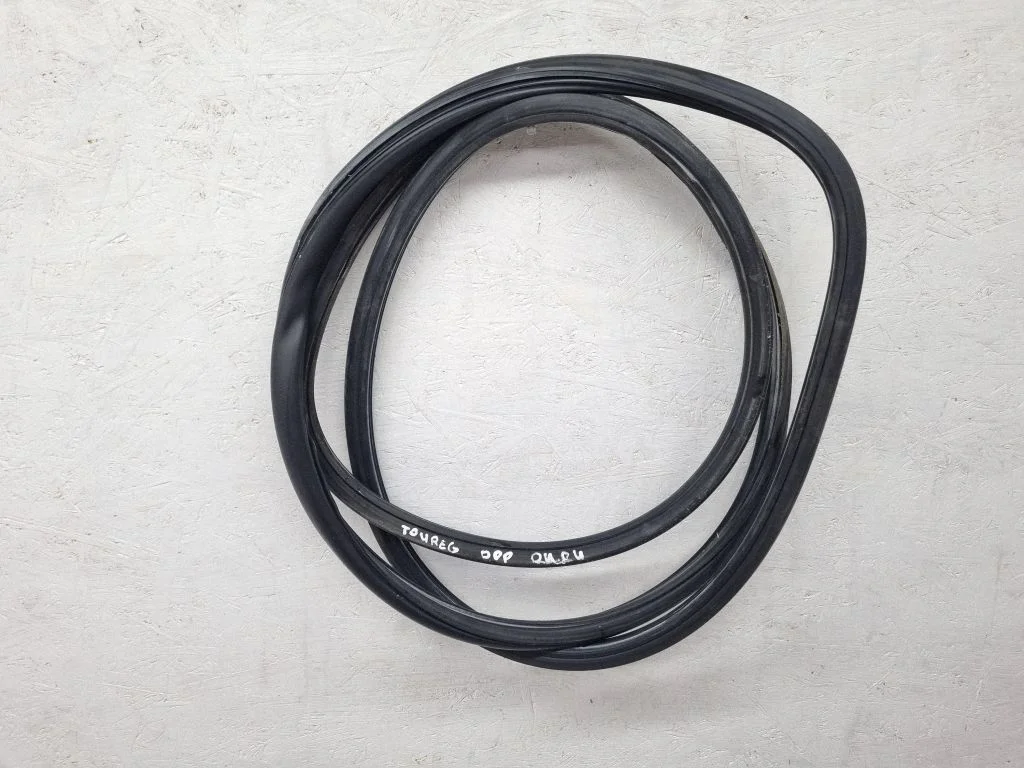 Esiukse tihend (ukse pool) – Volkswagen Touareg I (2002-2010)