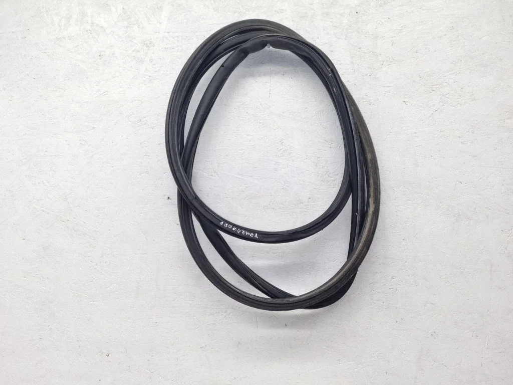 Esiukse tihend (ukse pool) – Volkswagen Touareg I (2002-2010)