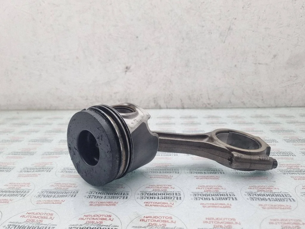 Tłok z korbowodem 038J