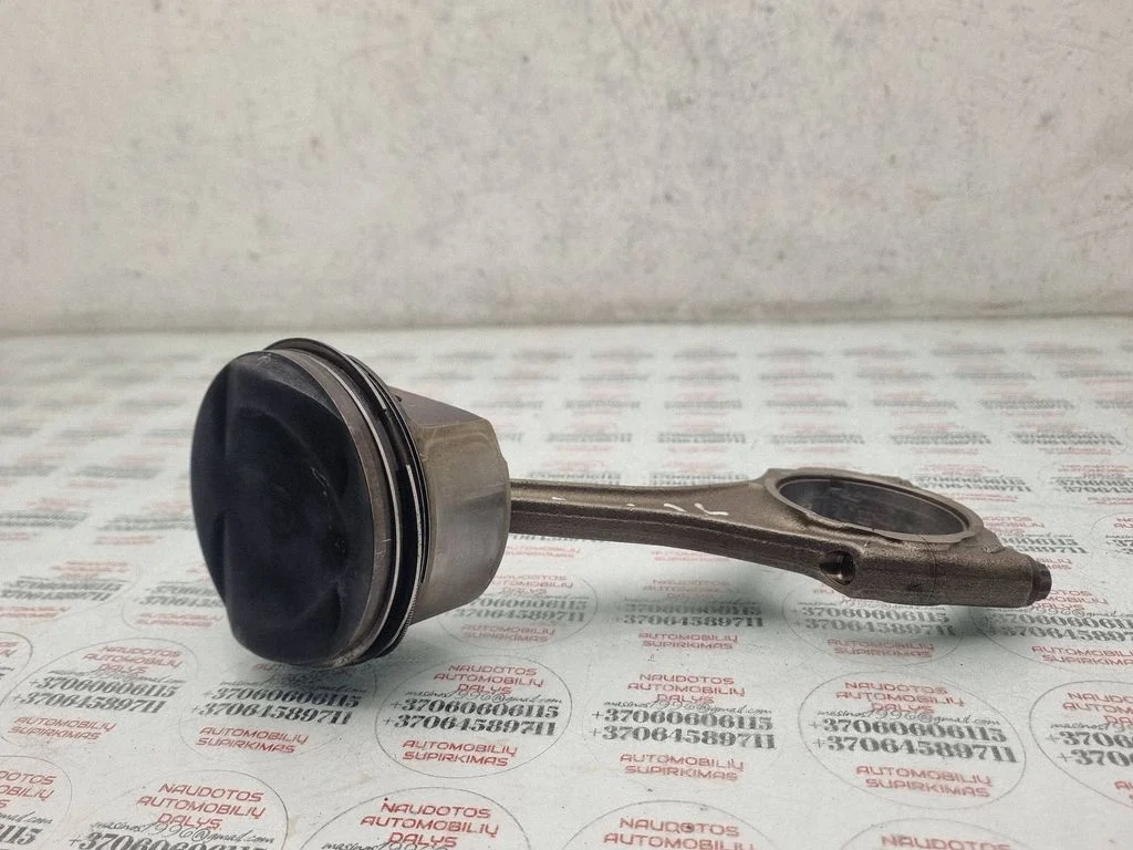 Piston with connecting rod 84P43