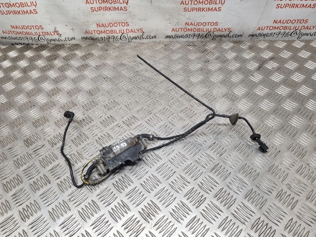 Webasto auxiliary heater fuel pump – Volkswagen Touran I (2003-2010)