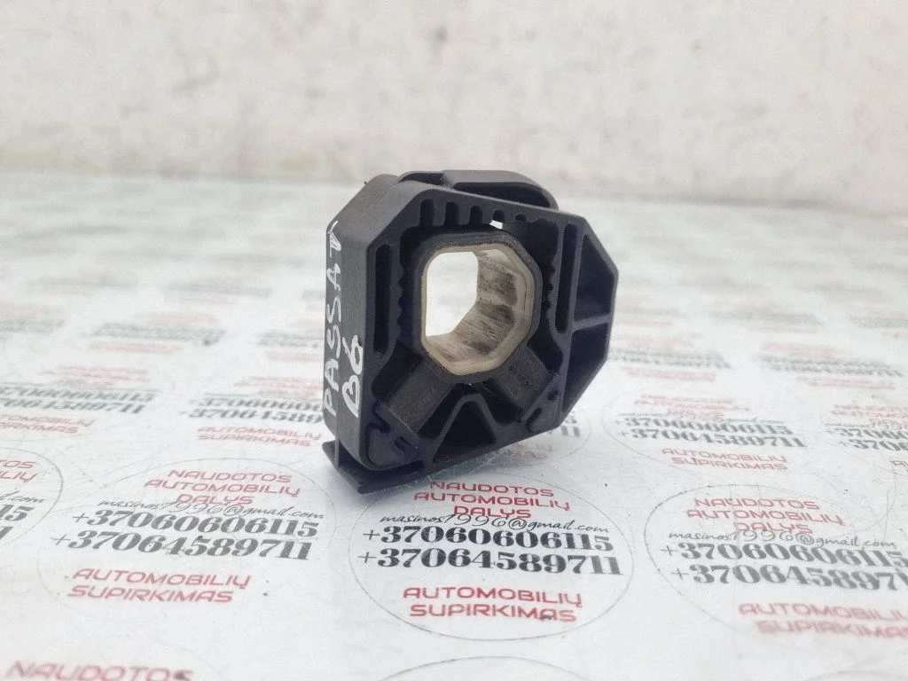 Radiaatori kinnitusklamber 1K0121867D