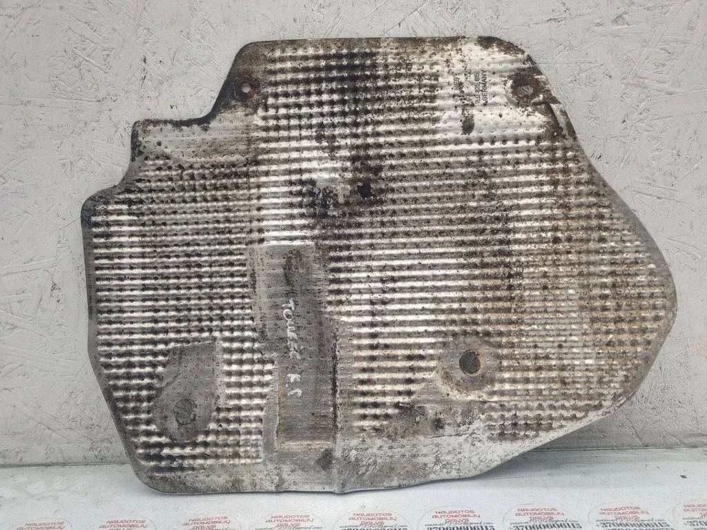 Heat shield in engine bay – Volkswagen Touareg I (2002-2010)