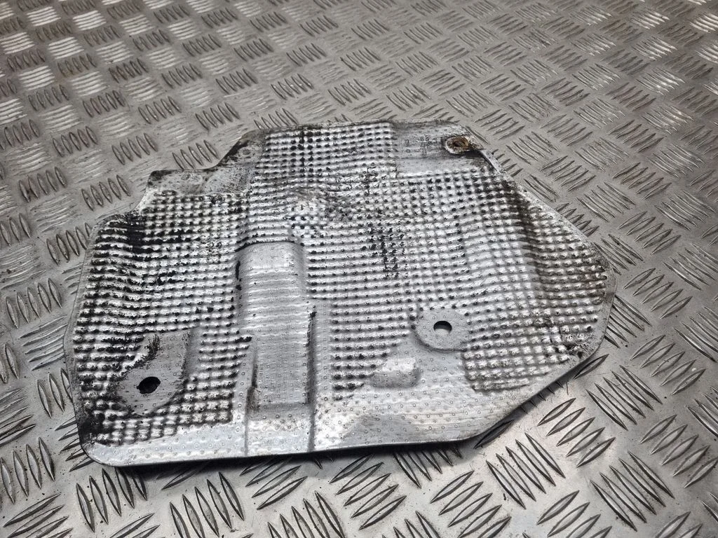 Heat shield in engine bay – Volkswagen Touareg I (2002-2010)