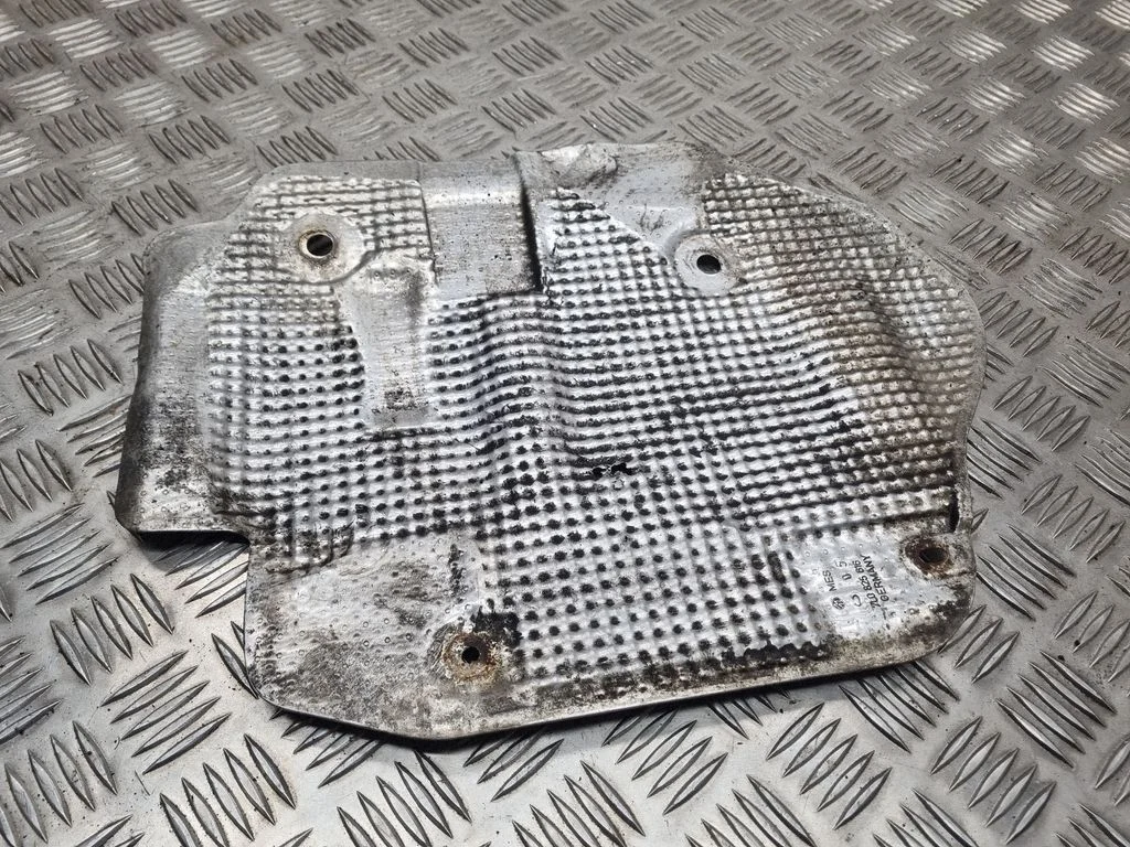 Heat shield in engine bay – Volkswagen Touareg I (2002-2010)