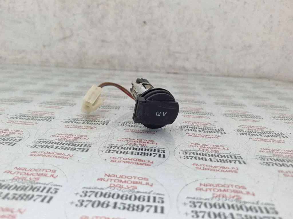 12 V ligzda (aizmugurē)