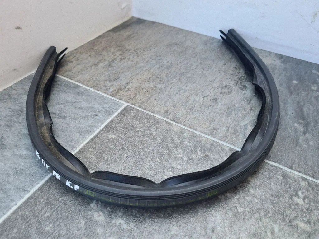 Esiukse klaasi liist 8K0837479