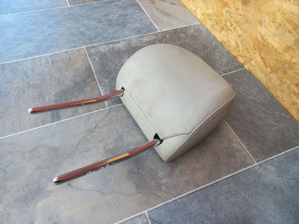 Front seat headrest – Audi A4 Allroad B8 (2008-2016)