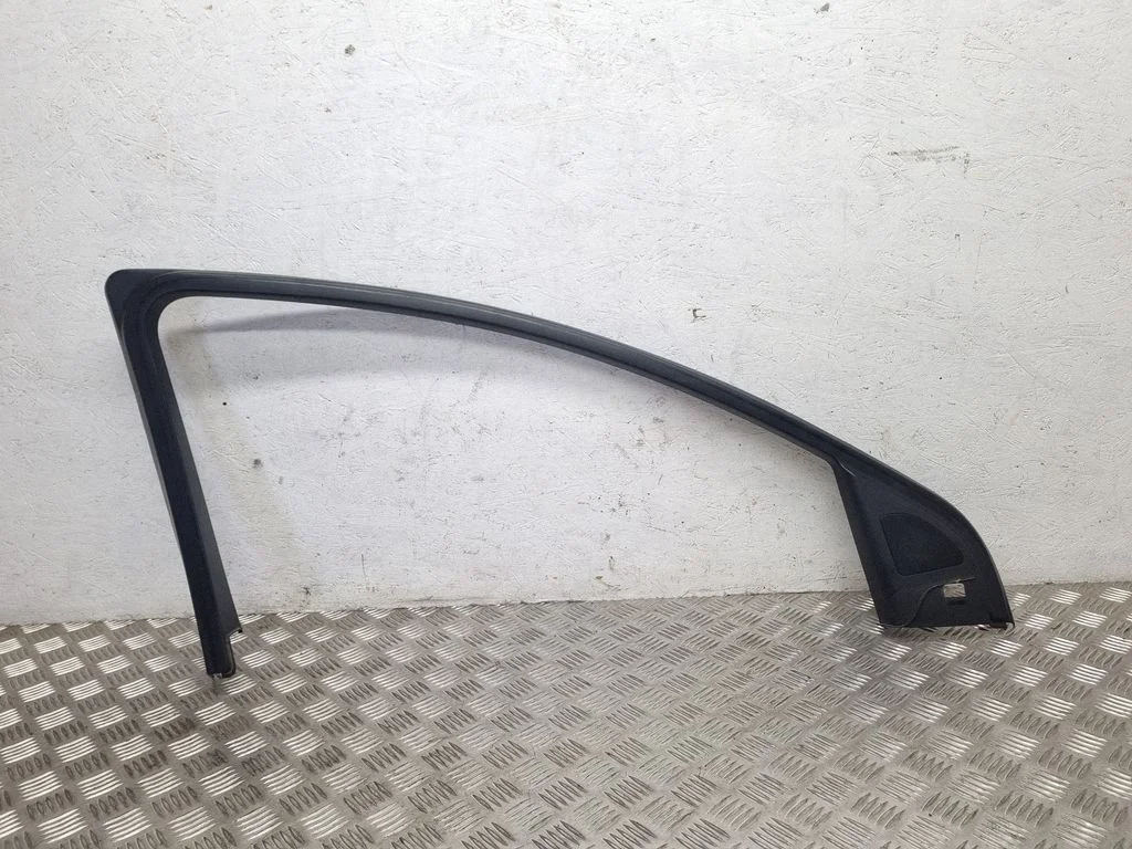 Front door glass trim molding – Audi Q7 4L (2005-2015)