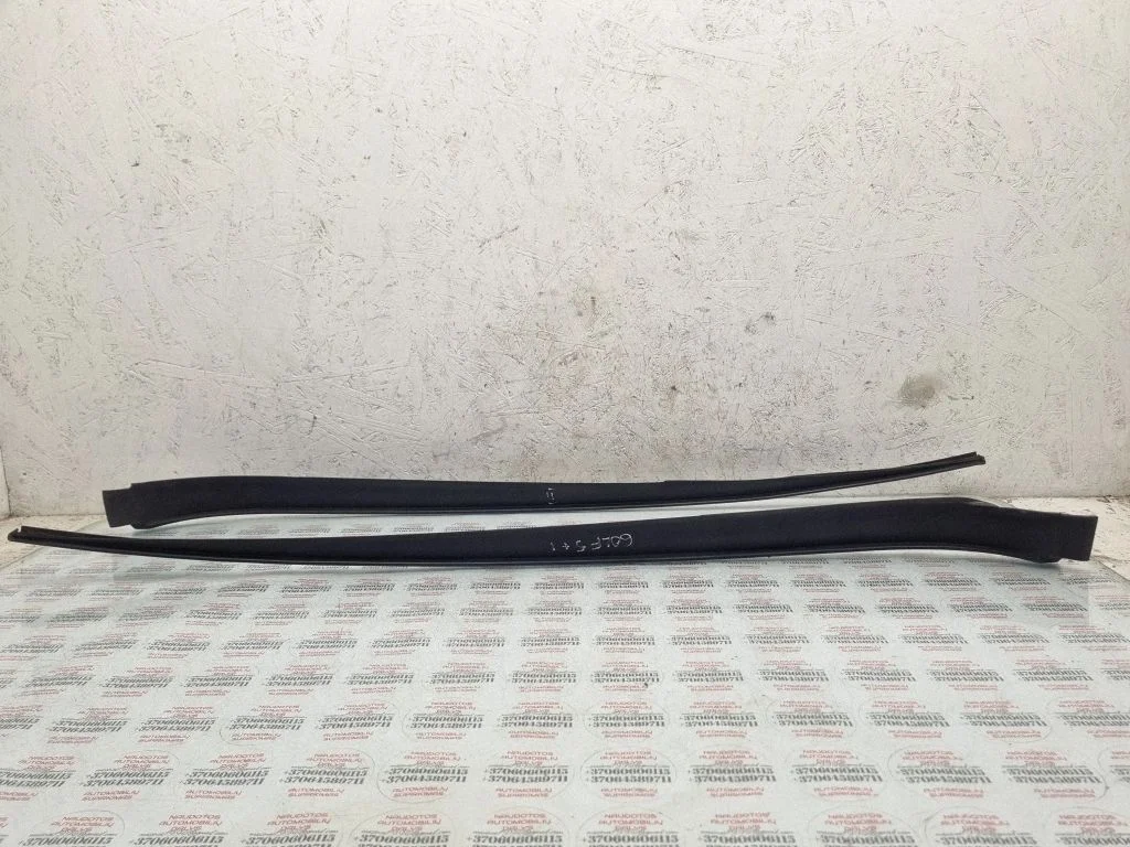 Front door glass trim molding 5M0854327B