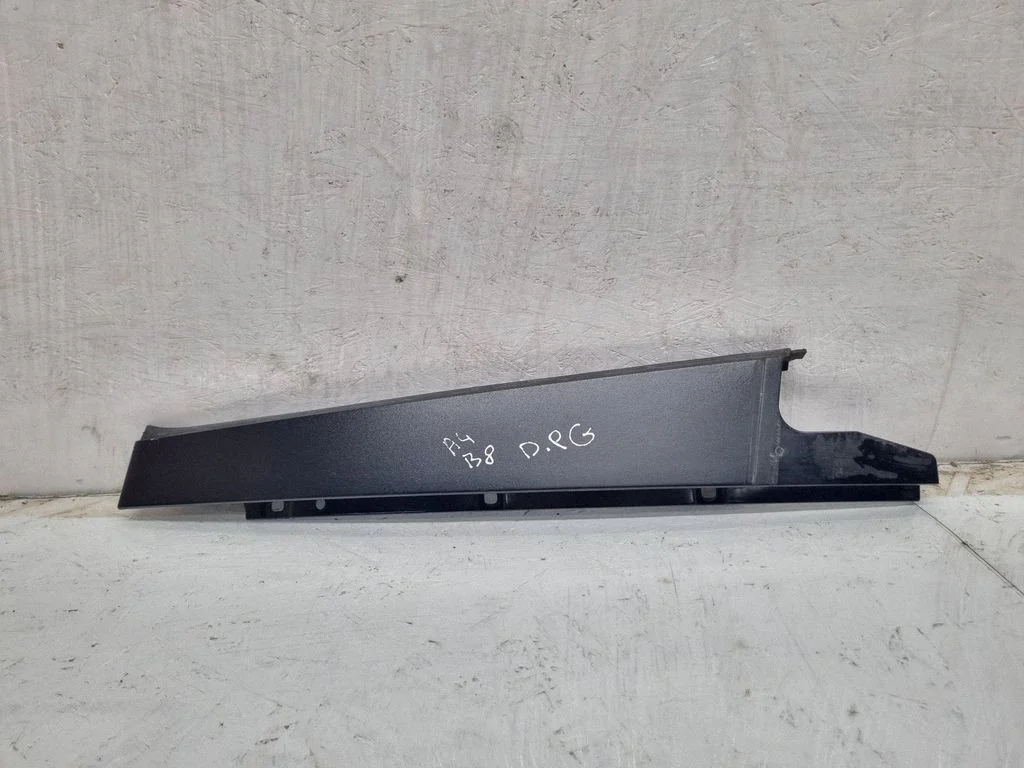 Tagaukse klaasi liist 8K0839902L