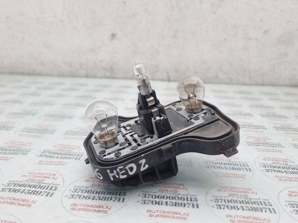 Aizmugurējā luktura spuldzes pārsegs (ligzda) 1K6945258