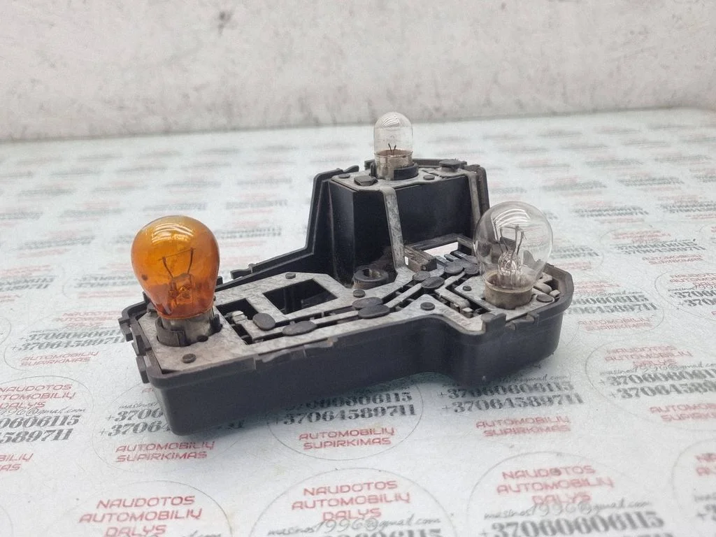 Aizmugurējā luktura spuldzes pārsegs (ligzda) 7M5945257