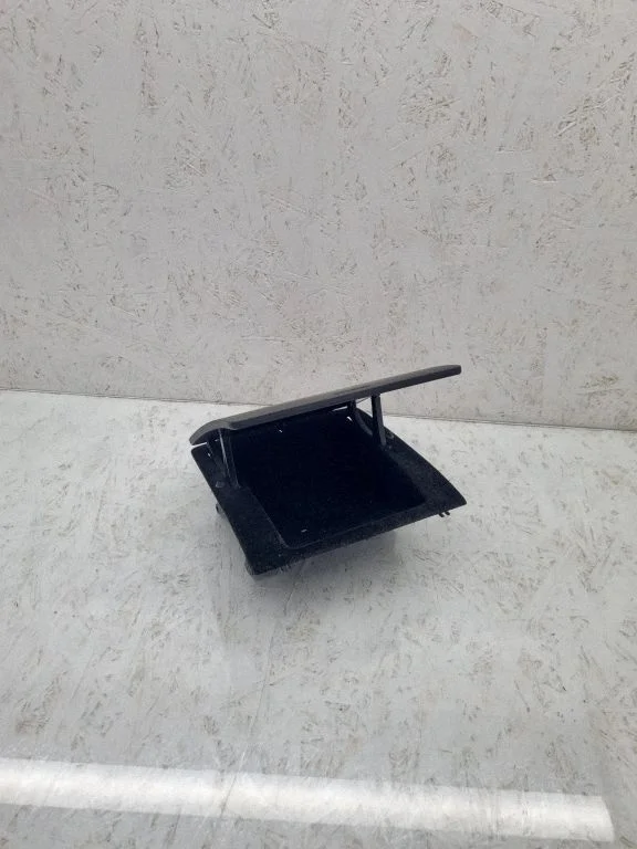 Front trunk storage compartment – Volkswagen Touran I (2003-2010)