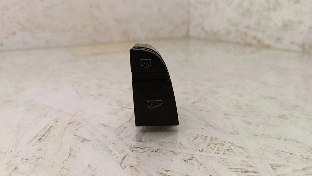 Glove box opening button 4F01927227B