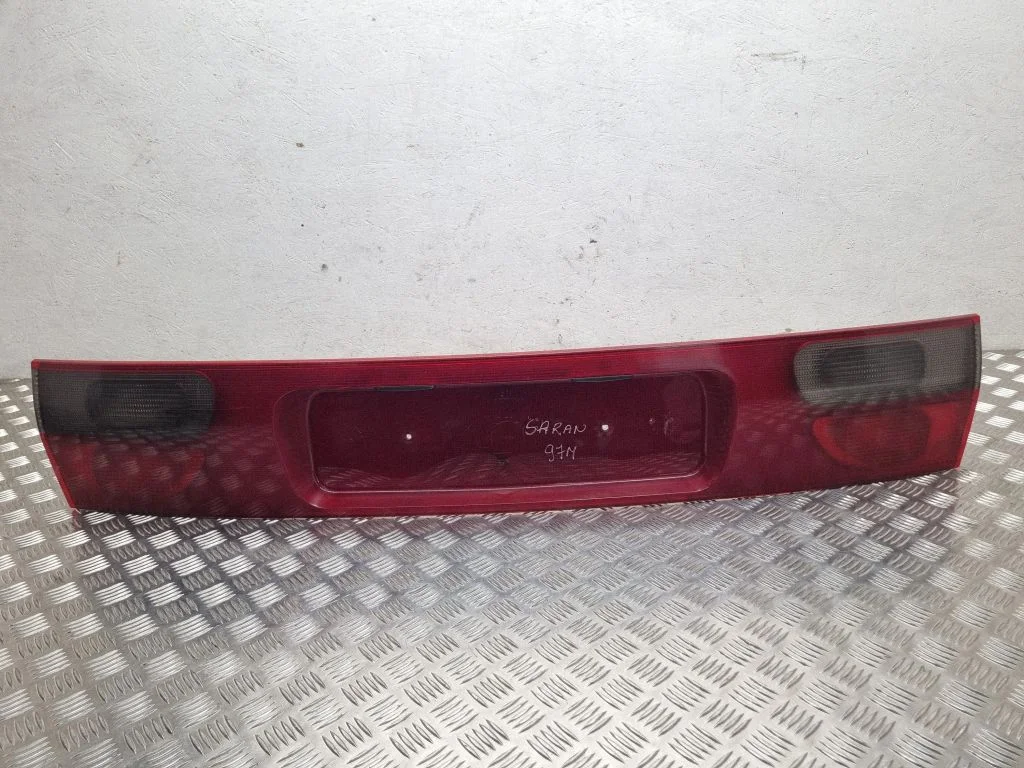 Rear light center trim bar blend