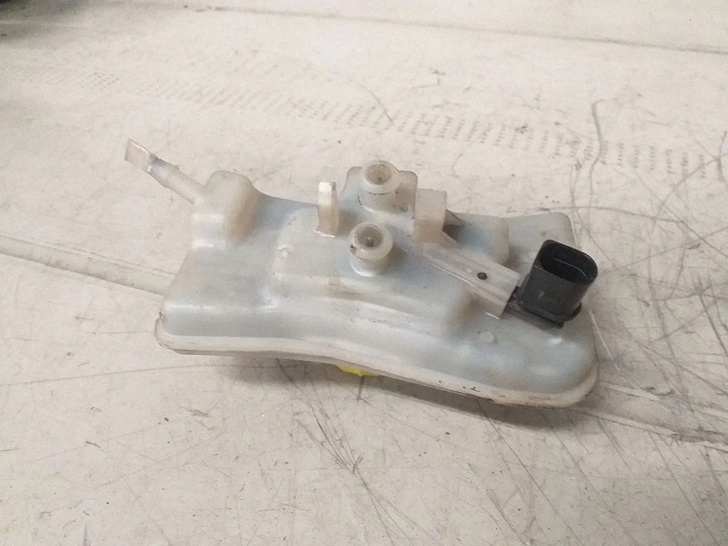 Brake fluid reservoir – Audi A4 S4 B7 8E 8H (2005-2008)