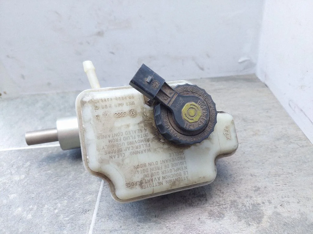 Master brake cylinder 1K1611301C
