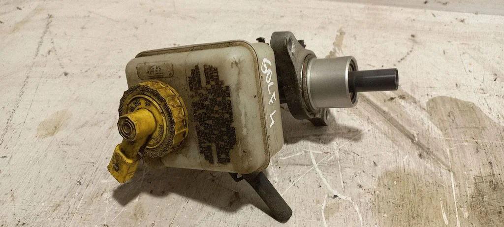 Master brake cylinder – Volkswagen Golf IV (1998-2005)