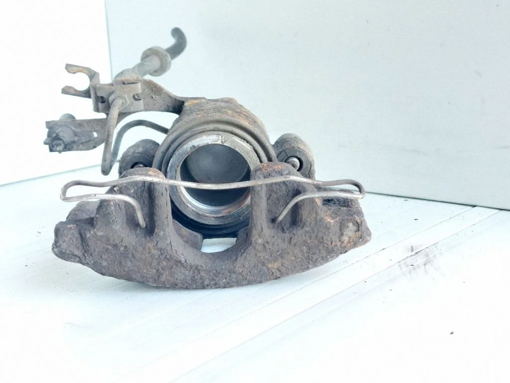 Front brake caliper – front right