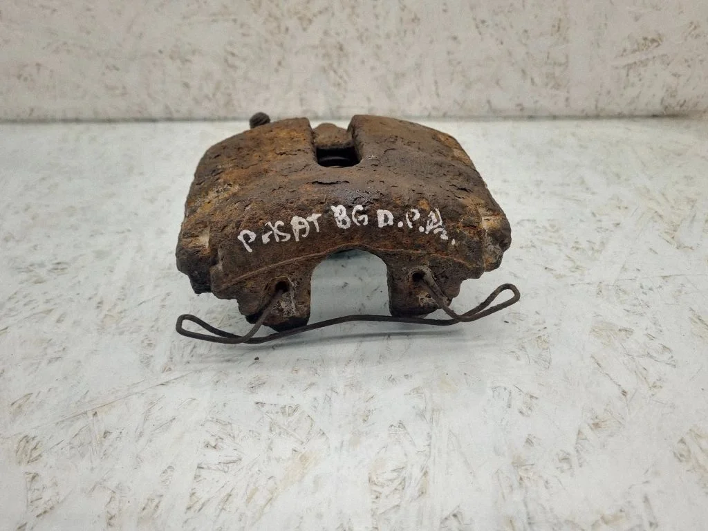 Front brake caliper – front right