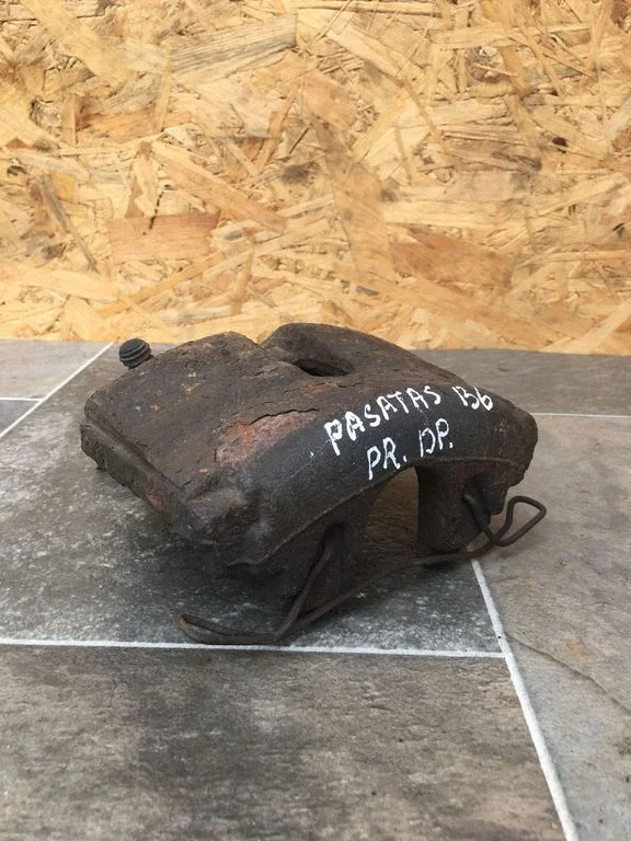 Front brake caliper – front right