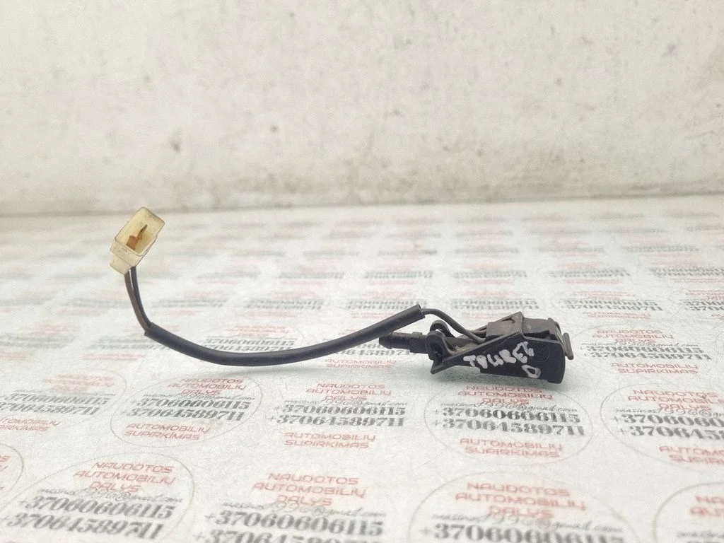 Windshield washer spray nozzle – Volkswagen Touareg I (2002-2010)