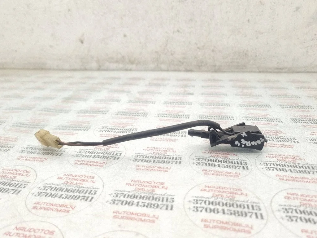 Windshield washer spray nozzle – Volkswagen Touareg I (2002-2010)