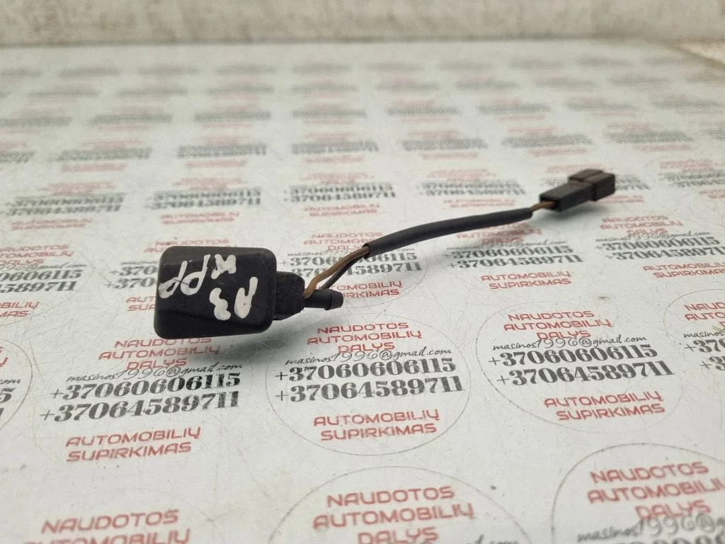 Windshield washer spray nozzle – Audi A3 S3 8L (1996-2003)