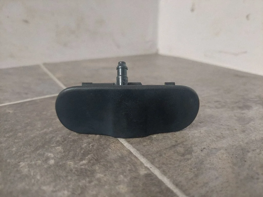 Esiklaasi pesuvedeliku pihusti(d) 8T0955987B