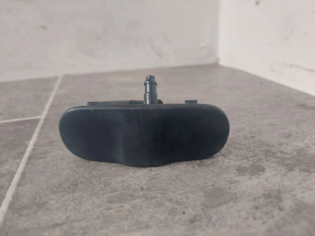 Esiklaasi pesuvedeliku pihusti(d) 8T0955988B
