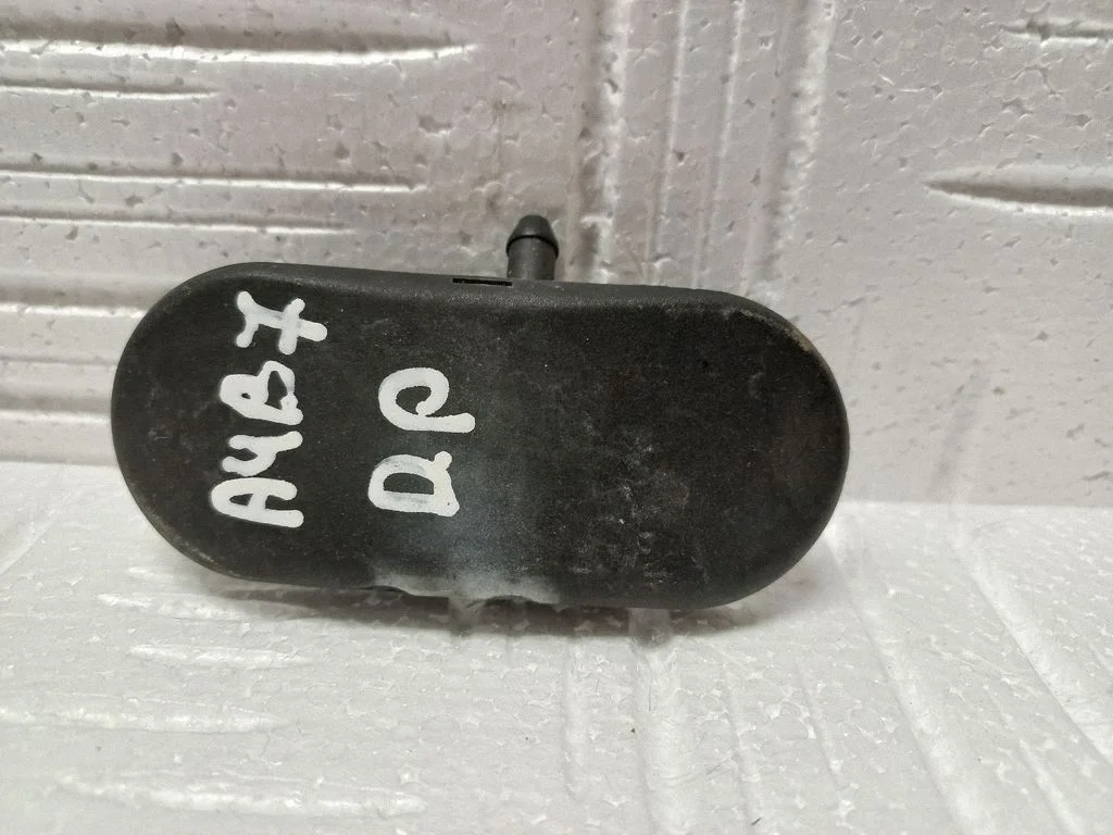 Esiklaasi pesuvedeliku pihusti(d) 8E0955988