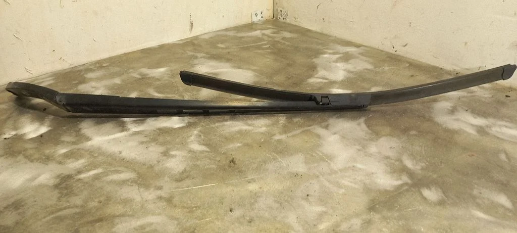 Front wiper blade arm – Audi A6 Allroad C6 (2006-2011)