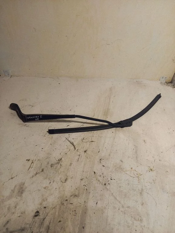 Front wiper blade arm – Ford Galaxy (1995-2000)