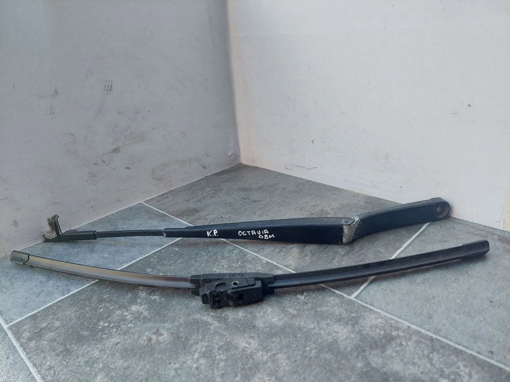 Front wiper blade arm – Skoda Octavia Mk2 (1Z) (2004-2013)