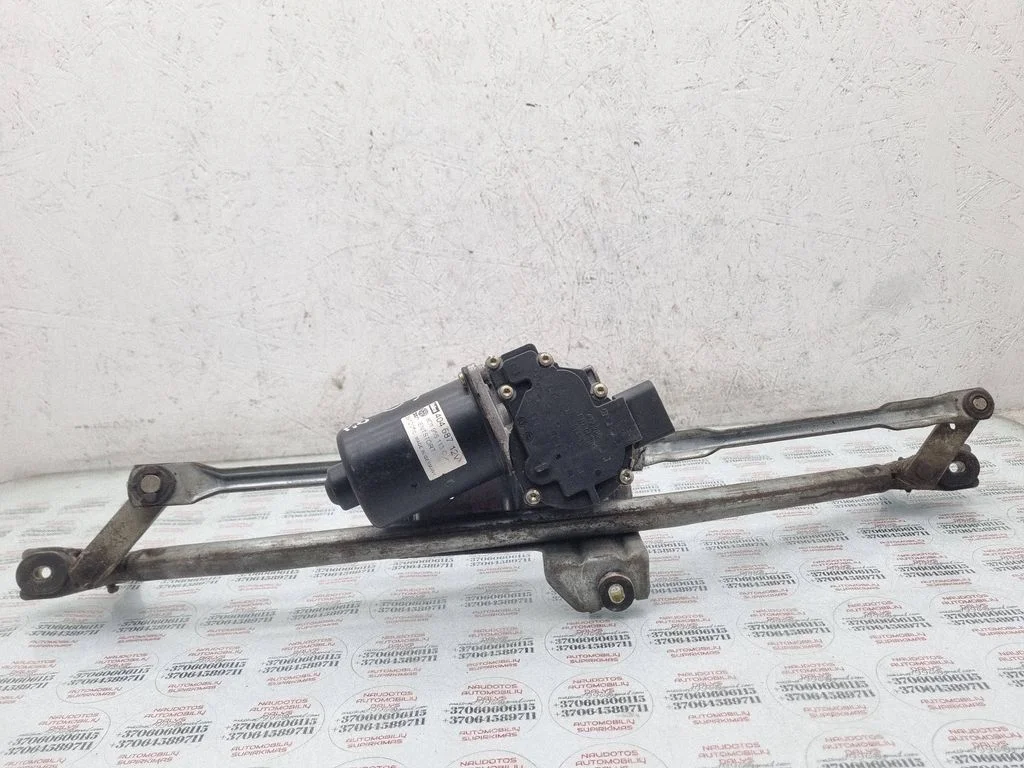 Mechanizm wycieraczek z silniczkiem 8D1955113C