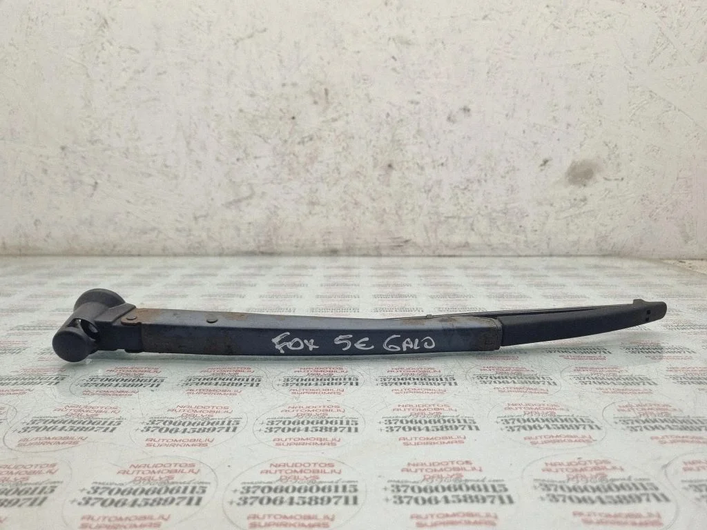 Rear wiper blade arm