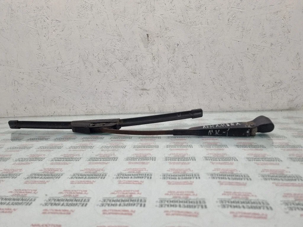 Rear wiper blade arm