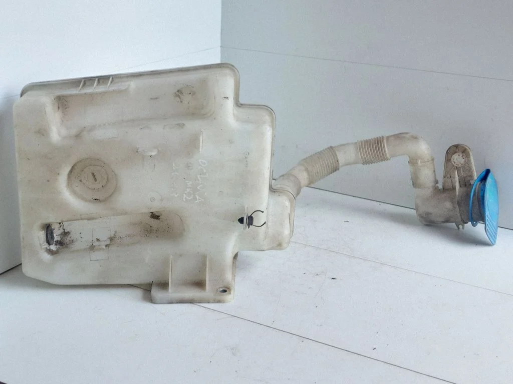 Windshield washer fluid reservoir/tank – Skoda Octavia Mk2 (1Z) (2004-2013)