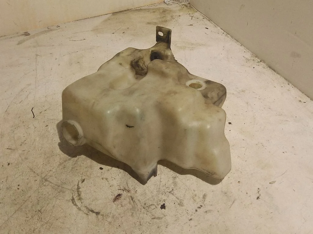 Windshield washer fluid reservoir/tank – Volkswagen Golf IV (1998-2005)