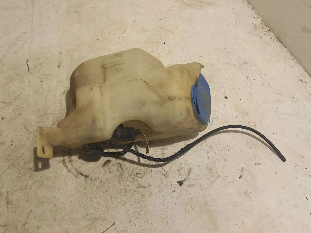 Windshield washer fluid reservoir/tank – Volkswagen Golf IV (1998-2005)