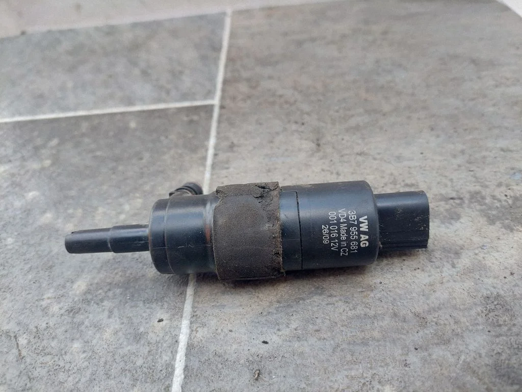 Klaasipesuvedeliku pump (klaaside) 3B7955681