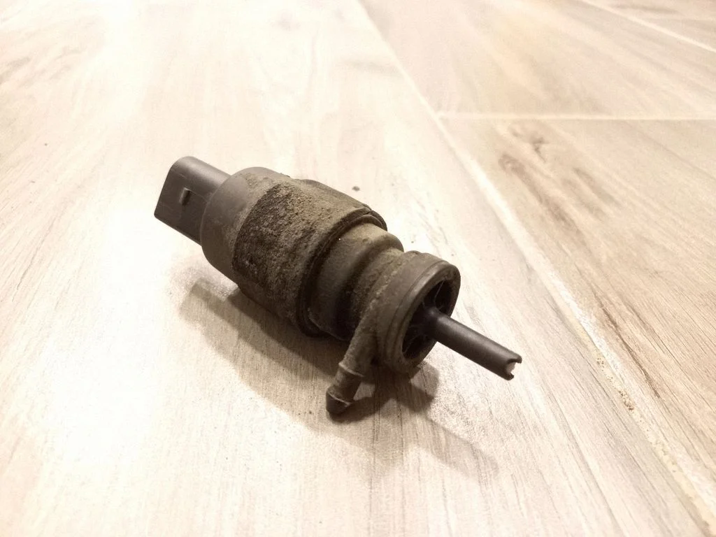 Klaasipesuvedeliku pump (klaaside) – Audi A6 Allroad C6 (2006-2011)