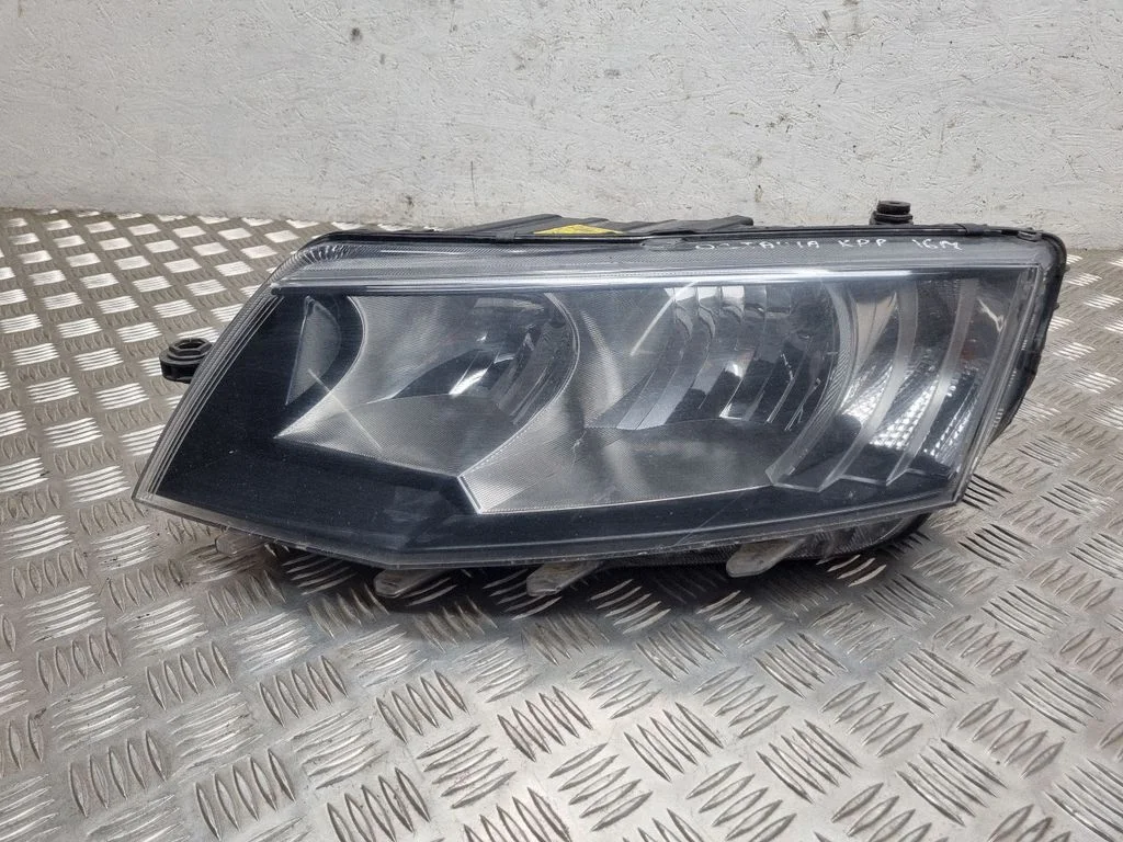 Headlight/headlamp – Skoda Octavia Mk3 (5E) (2013-2019)