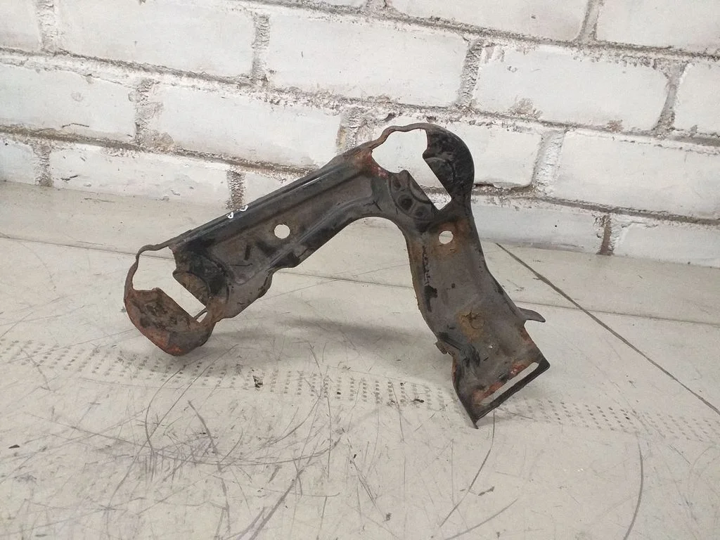 Headlight/headlamp mounting bracket – front right