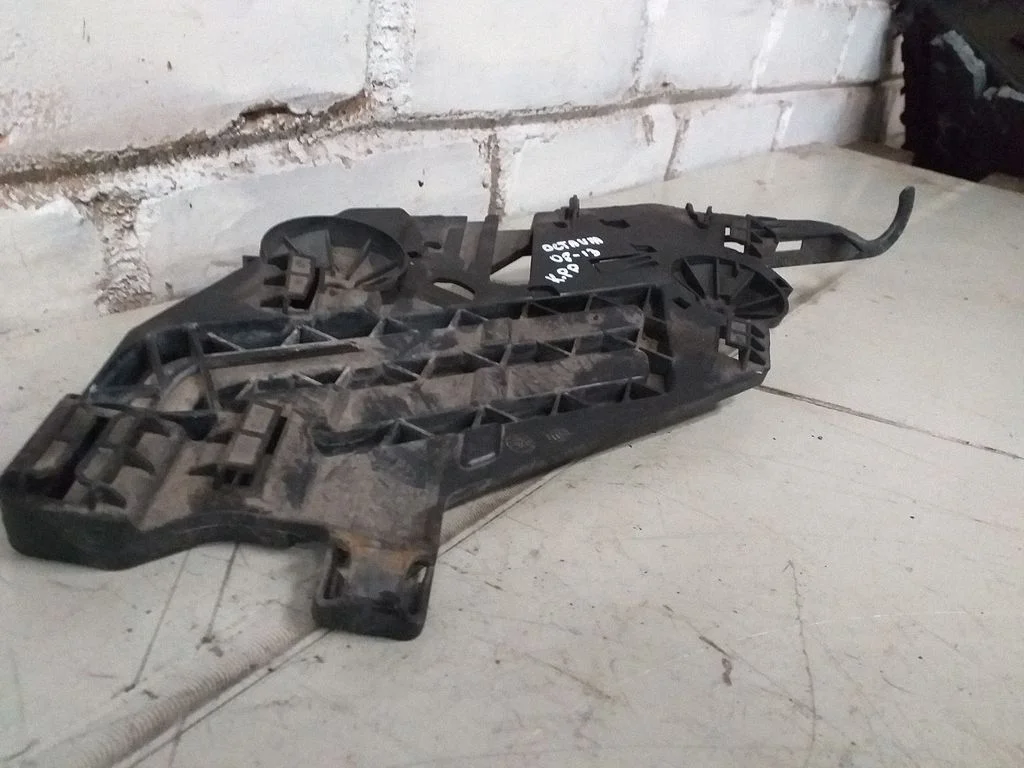 Headlight/headlamp mounting bracket 17035201