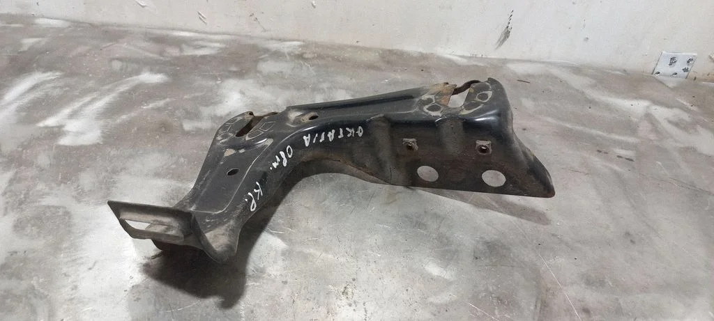 Headlight/headlamp mounting bracket 1Z0805071